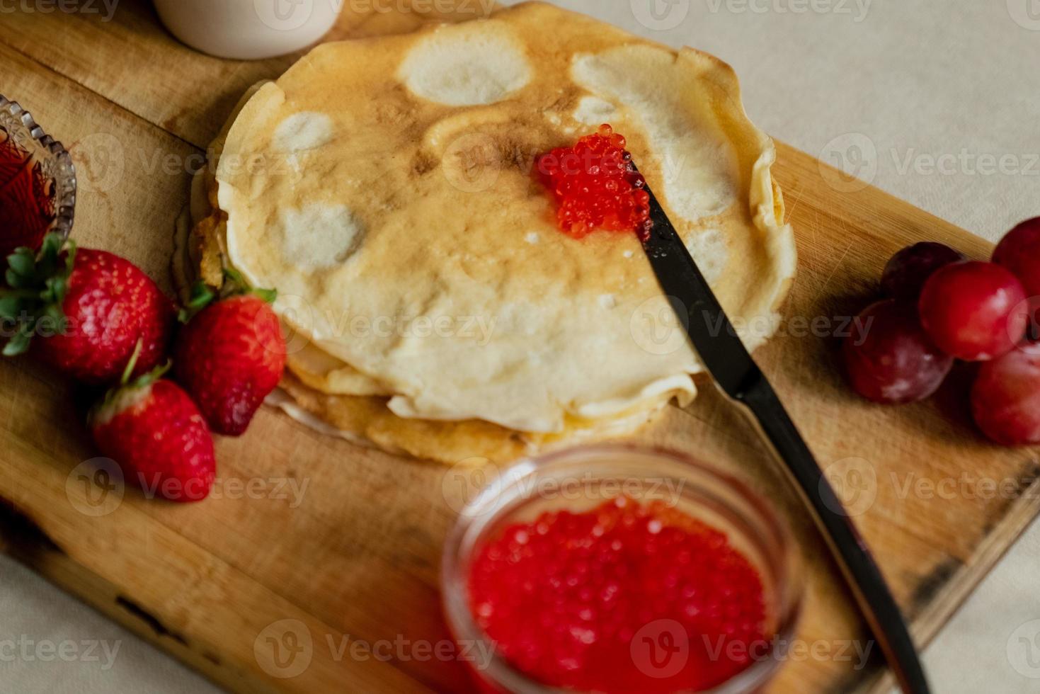 Crêpes avec rouge caviar, petit déjeuner photo