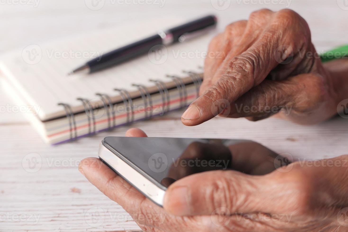 femme aînée, utilisation, a, téléphone intelligent, gros plan photo