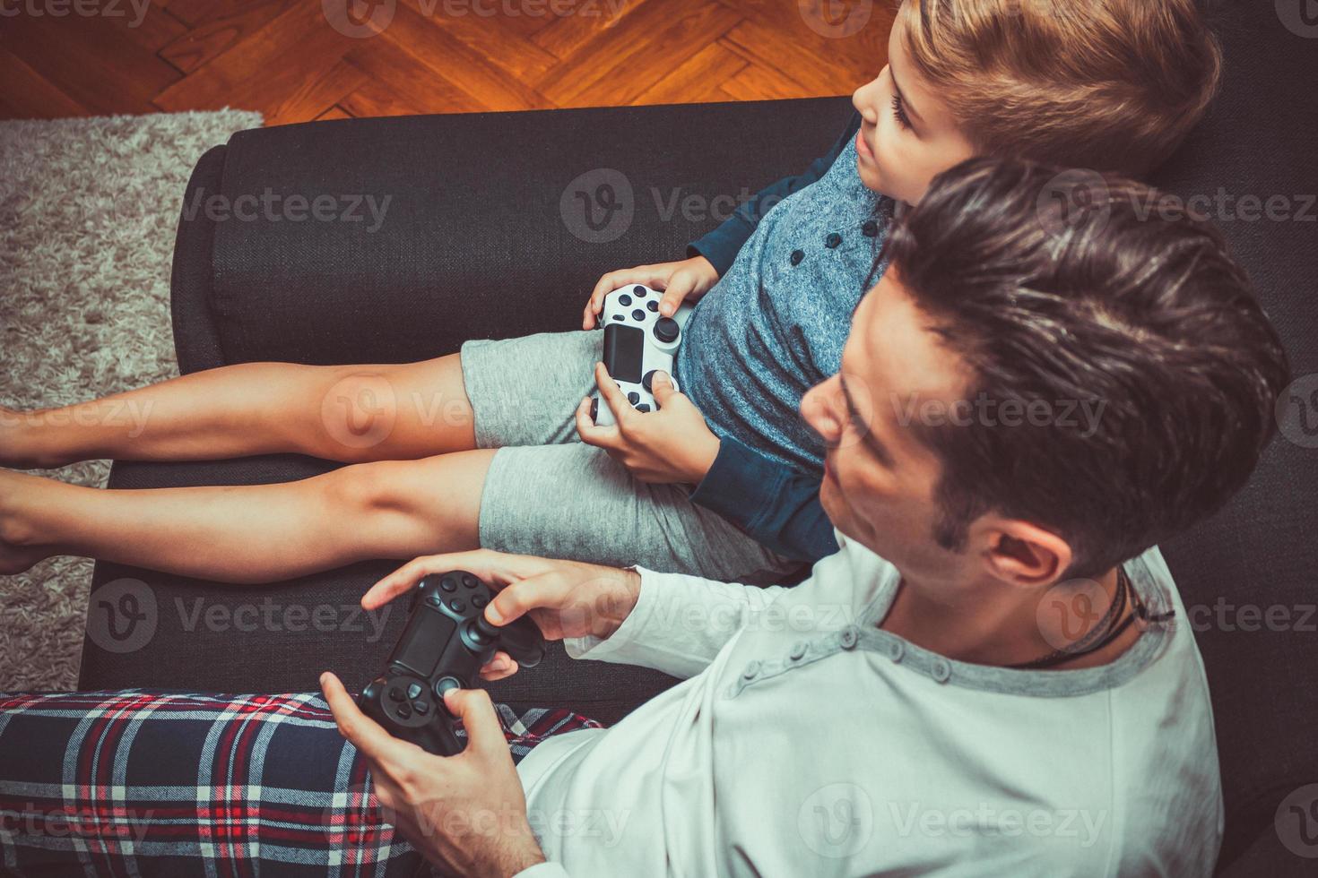 vue ci-dessus du père et du fils jouant au jeu vidéo. photo