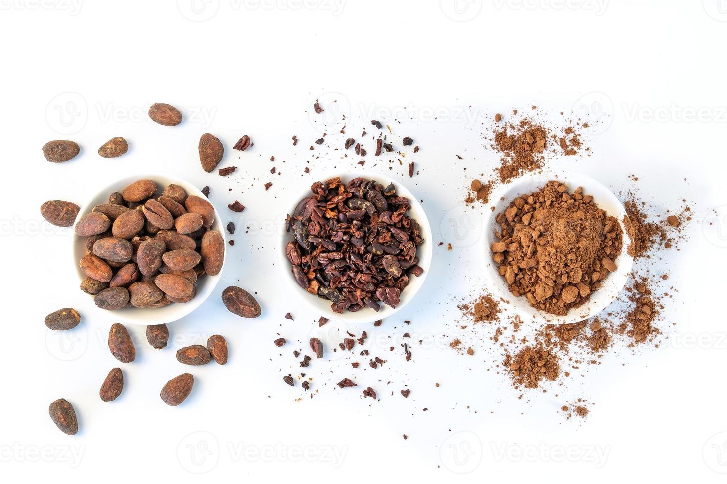 Graines de fèves de cacao, éclats de cacao et poudre de cacao sur fond blanc photo