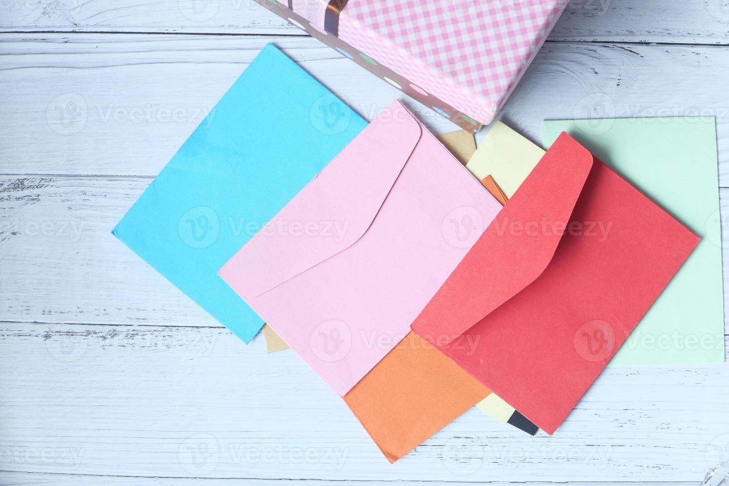 enveloppes colorées sur fond rose avec espace copie photo