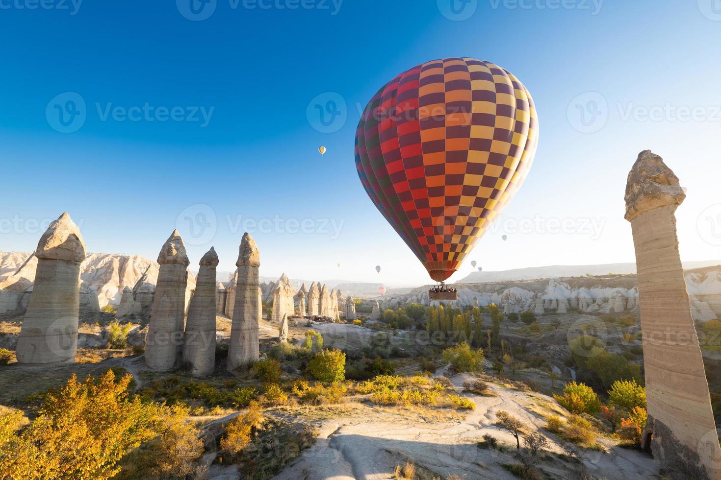 beau paysage vol de ballons dans les montagnes de la cappadoce dans la vallée de l'amour photo