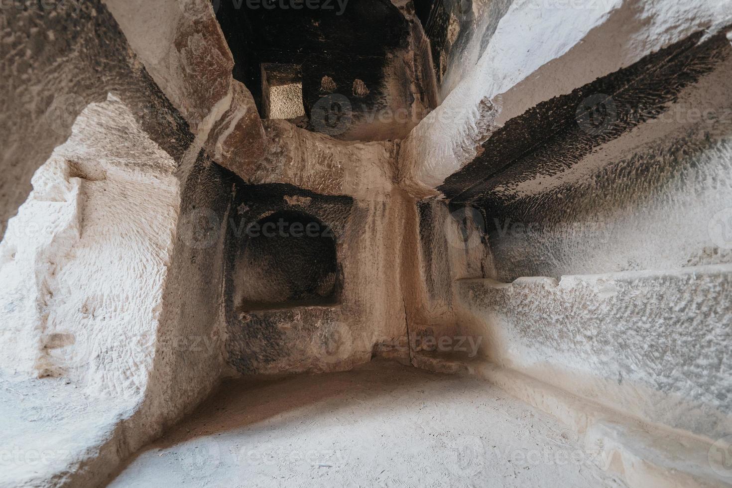 une la grotte église dans la cappadoce avec les inscriptions sur le des murs, fresques de le début de christianisme. photo