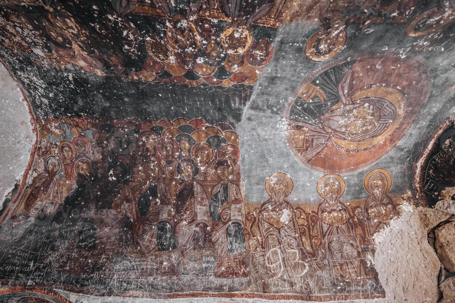 une la grotte église dans la cappadoce avec les inscriptions sur le des murs, fresques de le début de christianisme. photo