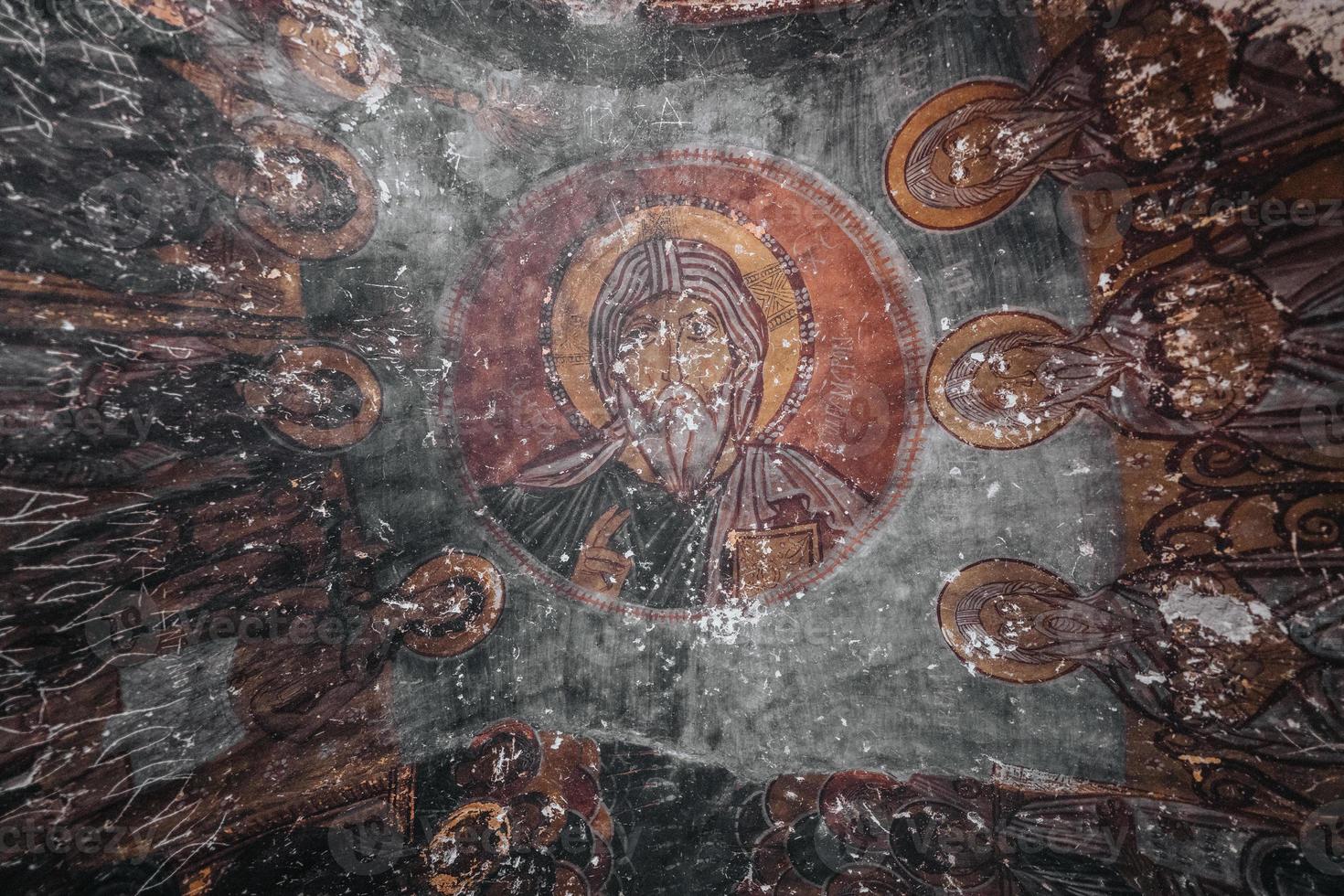 une la grotte église dans la cappadoce avec les inscriptions sur le des murs, fresques de le début de christianisme. photo