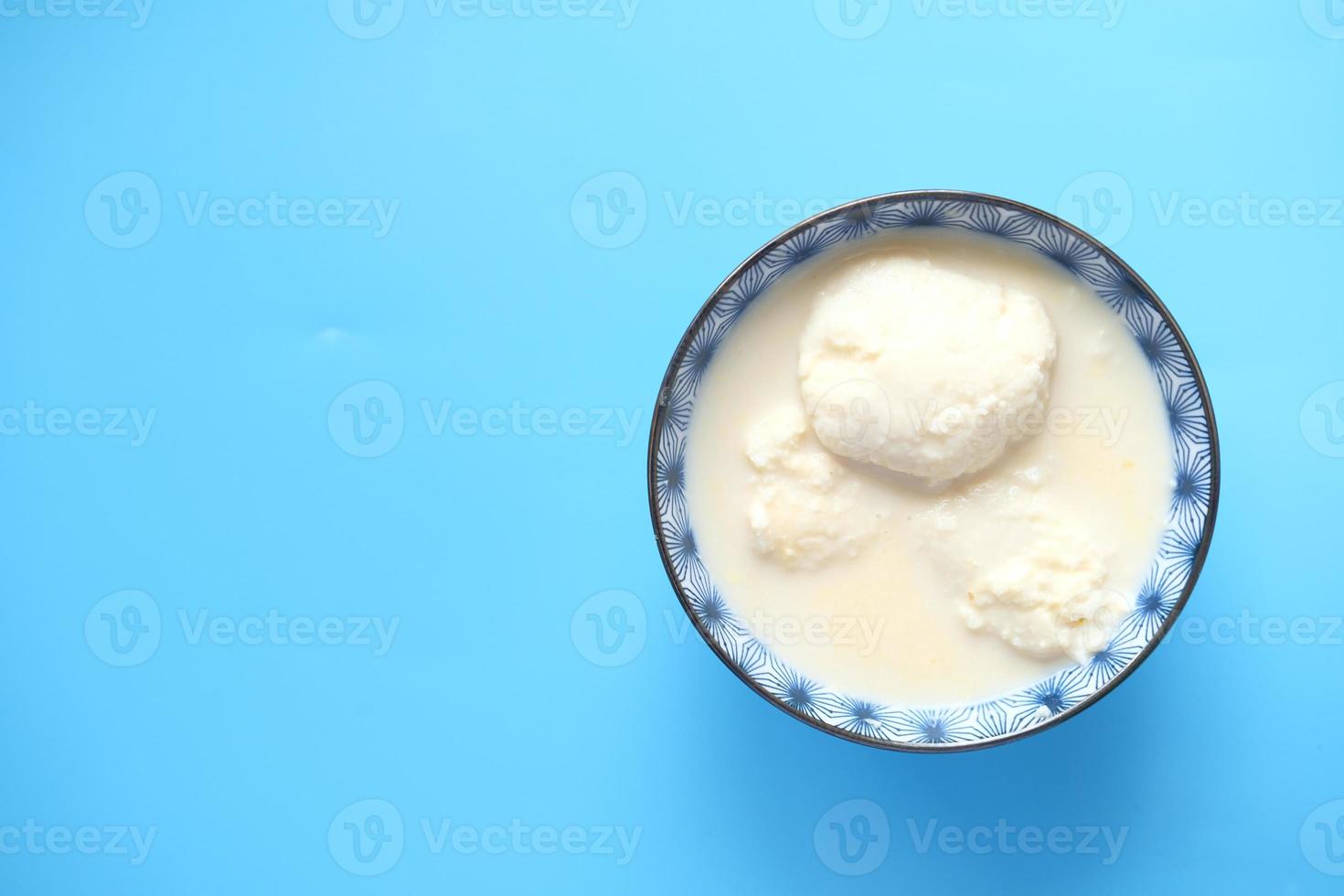 Pudding sucré indien dans un bol sur fond bleu photo