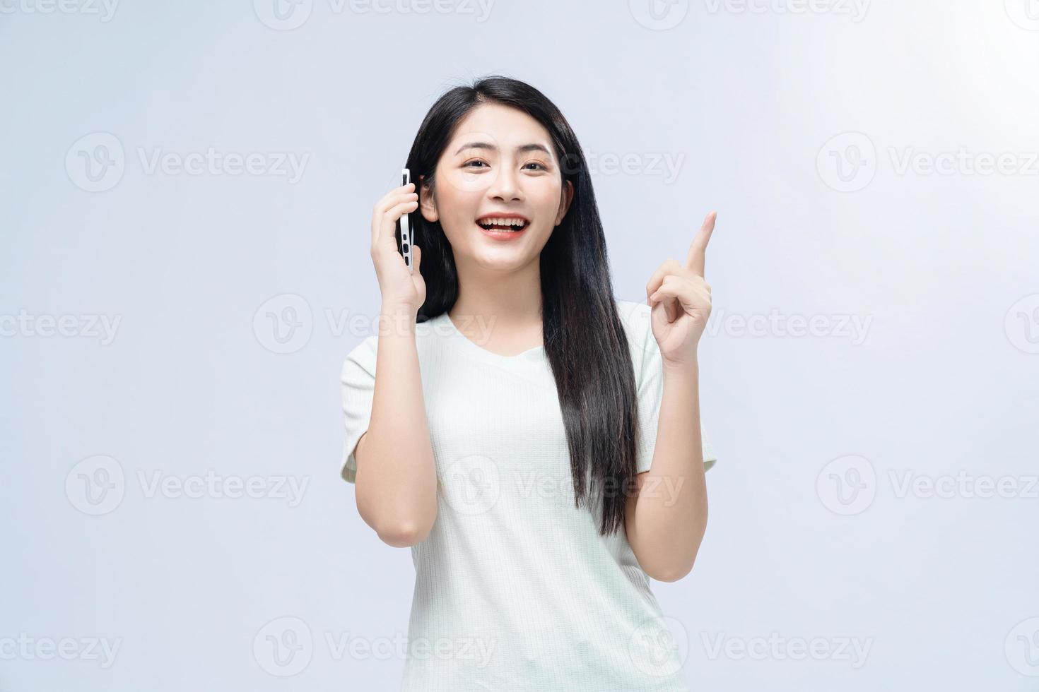 Jeune asiatique fille en utilisant téléphone intelligent sur Contexte photo