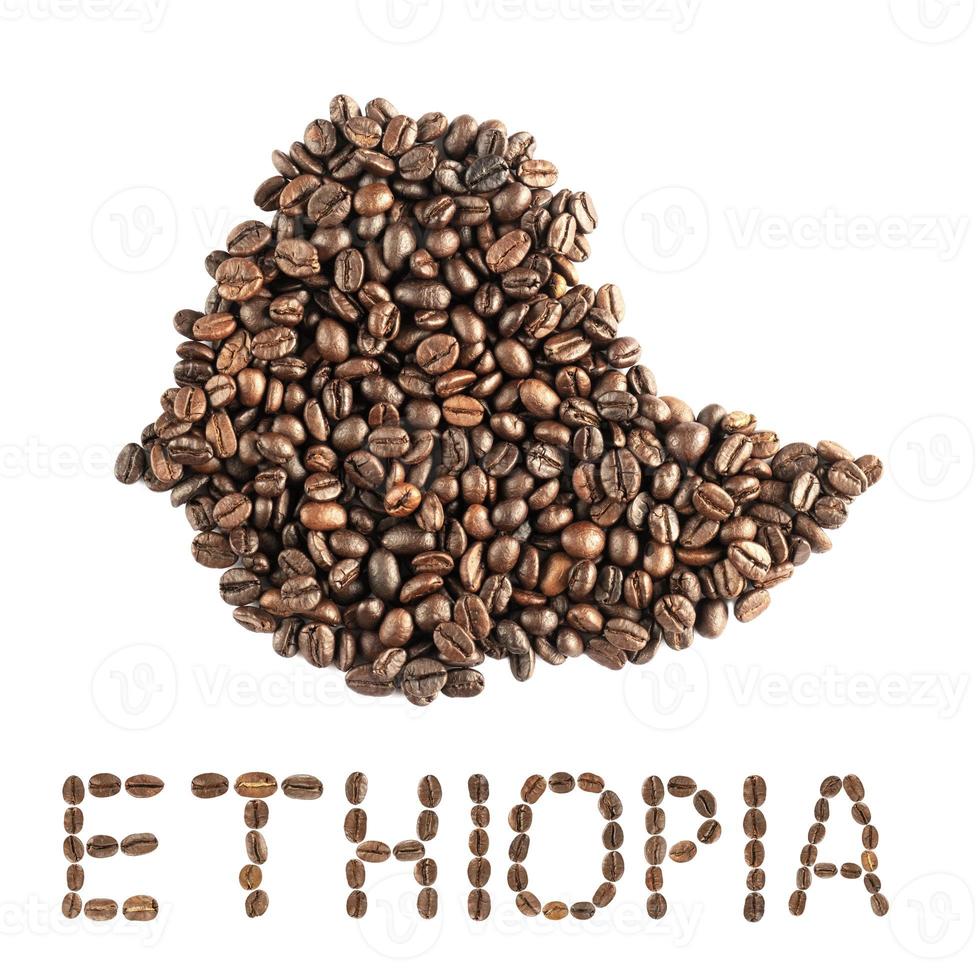 Carte de l'Éthiopie faite de grains de café torréfiés isolé sur fond blanc photo