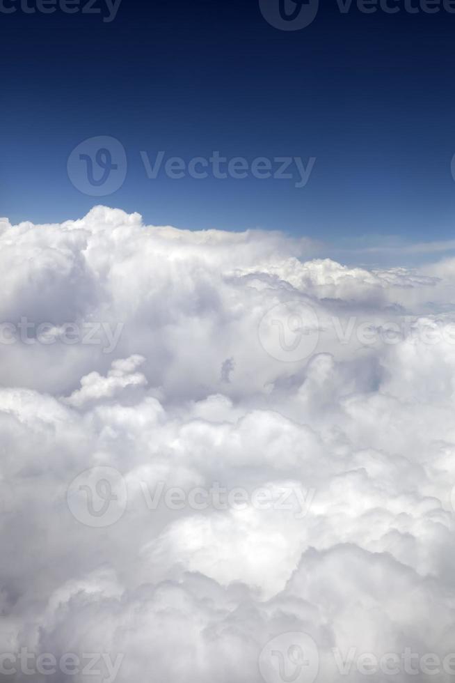 au-dessus des nuages blancs photo