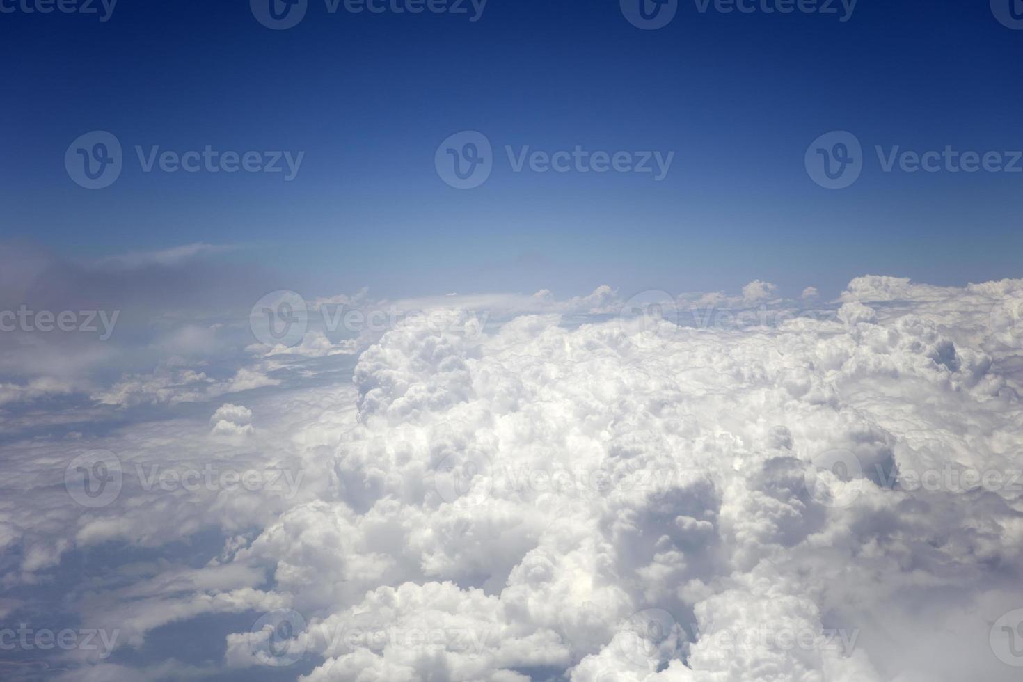 au-dessus des nuages blancs photo