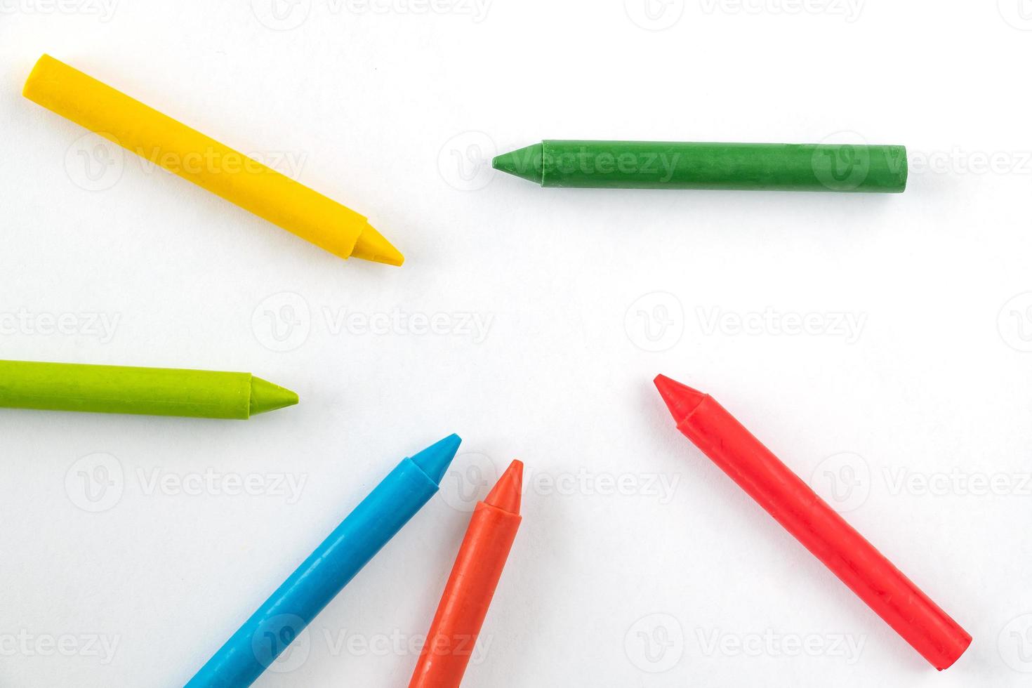 crayons et pastels isolés sur fond blanc photo