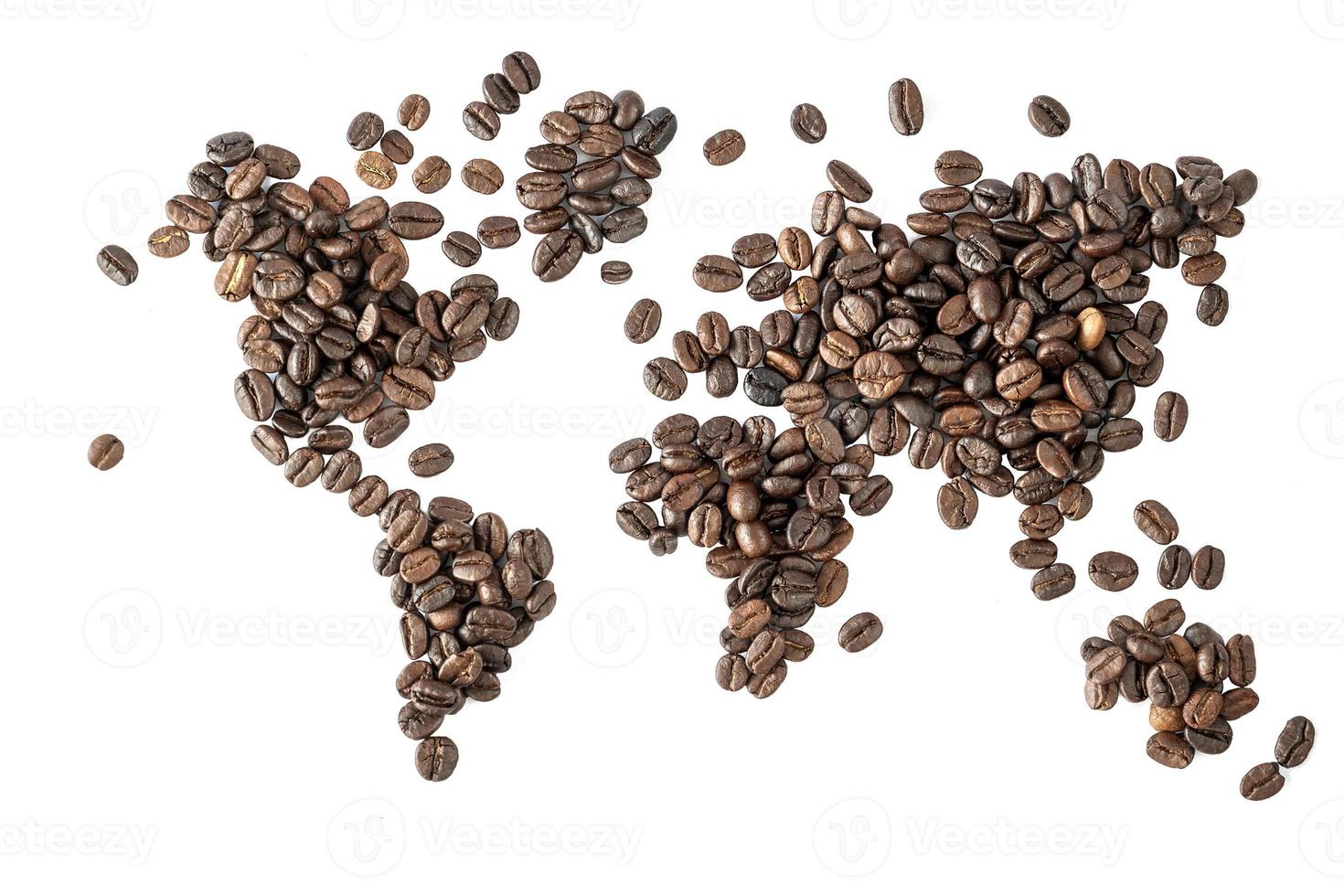 Carte du monde faite de grains de café torréfiés isolé sur fond blanc photo