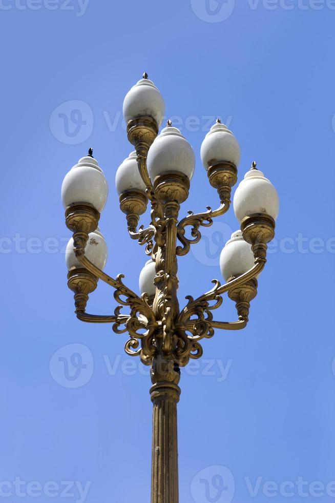 Réverbère décoratif vintage dans la rue de buenos aires photo