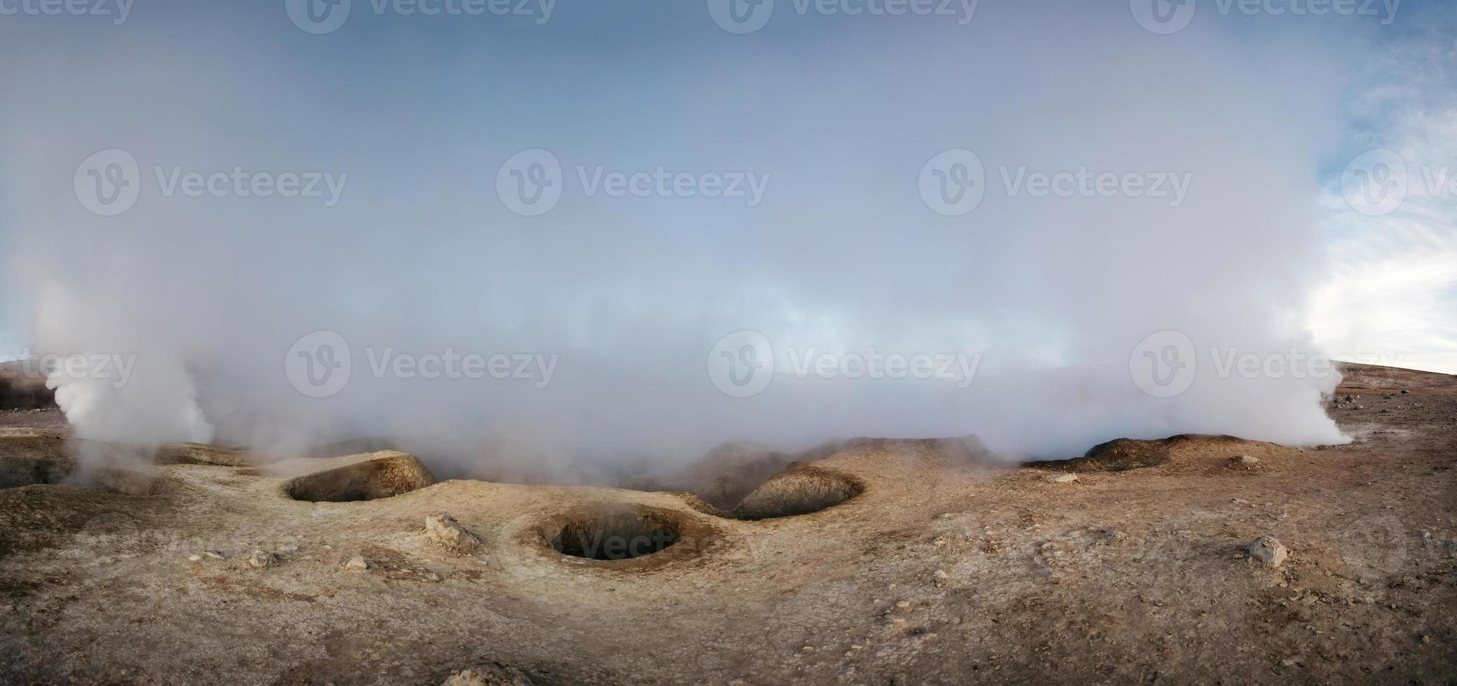 geysers sol de manana en bolivie photo