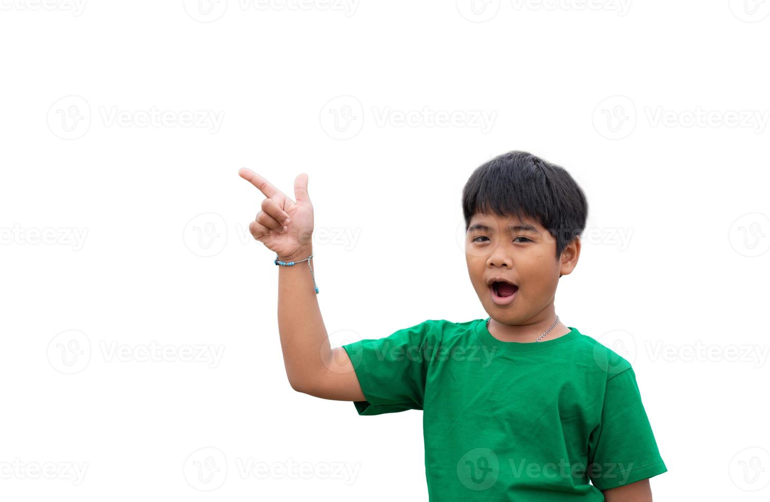 le garçon sourit et pointa sa main sur son côté. sur fond blanc photo