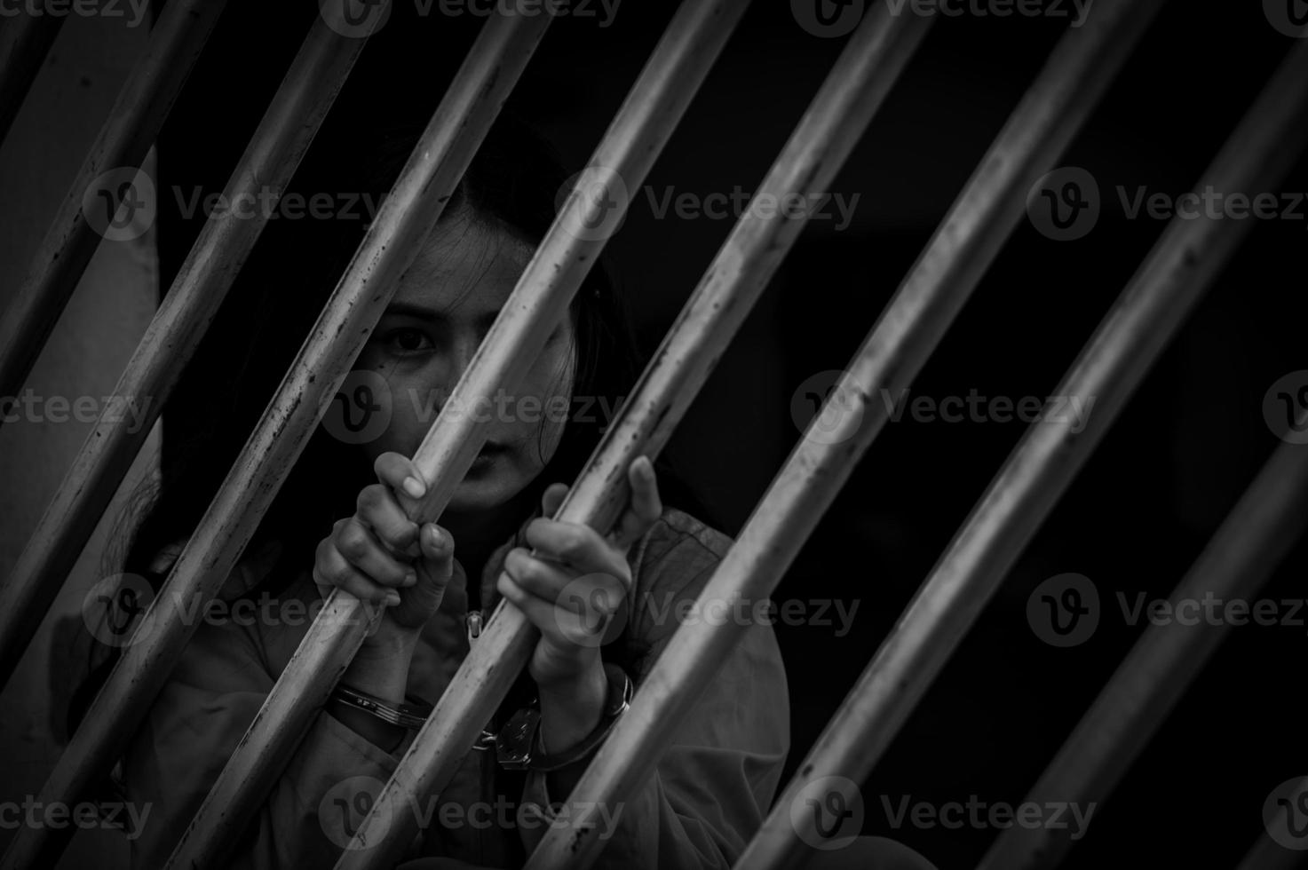 mains de femmes désespéré à capture le le fer prison, prisonnier concept, thaïlande les gens, j'espère à être gratuit, si le violer le loi aurait être arrêté et emprisonné. photo
