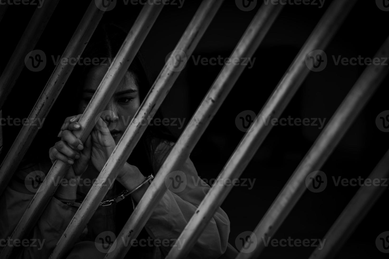 mains de femmes désespéré à capture le le fer prison, prisonnier concept, thaïlande les gens, j'espère à être gratuit, si le violer le loi aurait être arrêté et emprisonné. photo