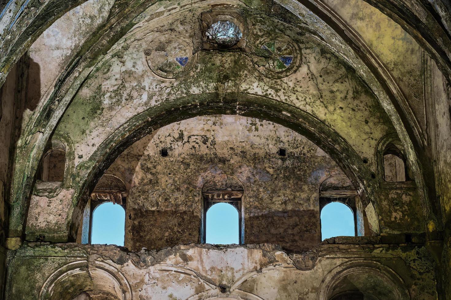 le ruines de une grec cathédrale dans un abandonné fantôme ville près Fethiye dans Turquie. site de le ancien grec ville de karmilisos 18e siècle, été vacances saison photo