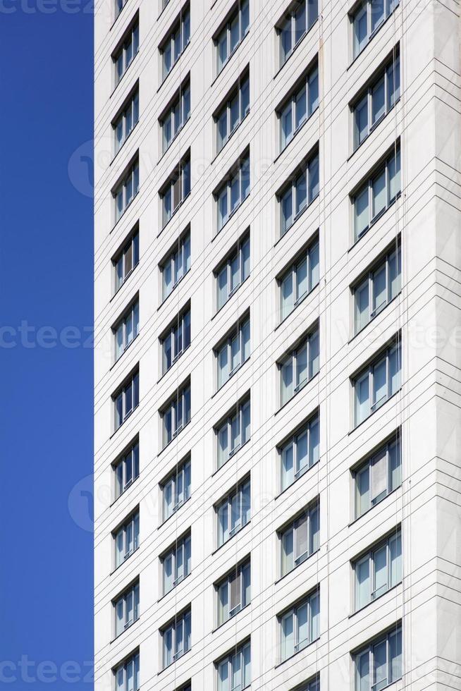 Bâtiment en béton blanc haut blanc photo