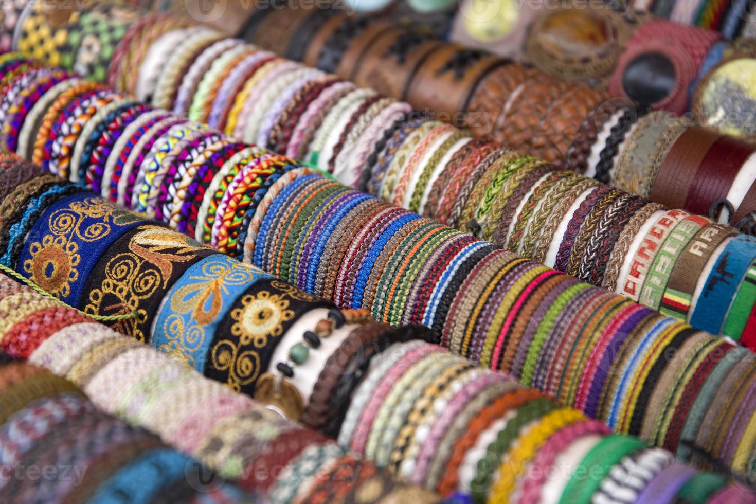 Tissus boliviens traditionnels colorés sur le marché photo