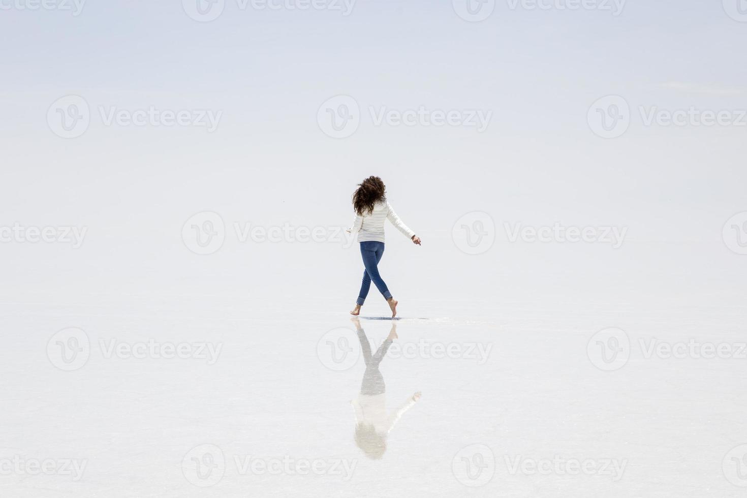 Jeune femme au salar de uyuni salt flat en bolivie photo