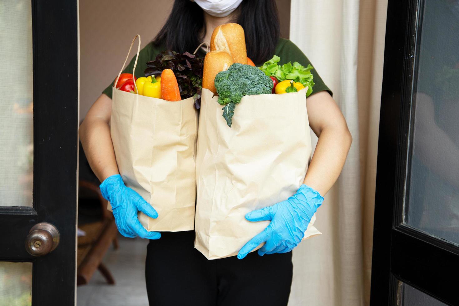les fournisseurs de services alimentaires portant des masques et des gants. rester à la maison réduit la propagation du virus covid-19 photo