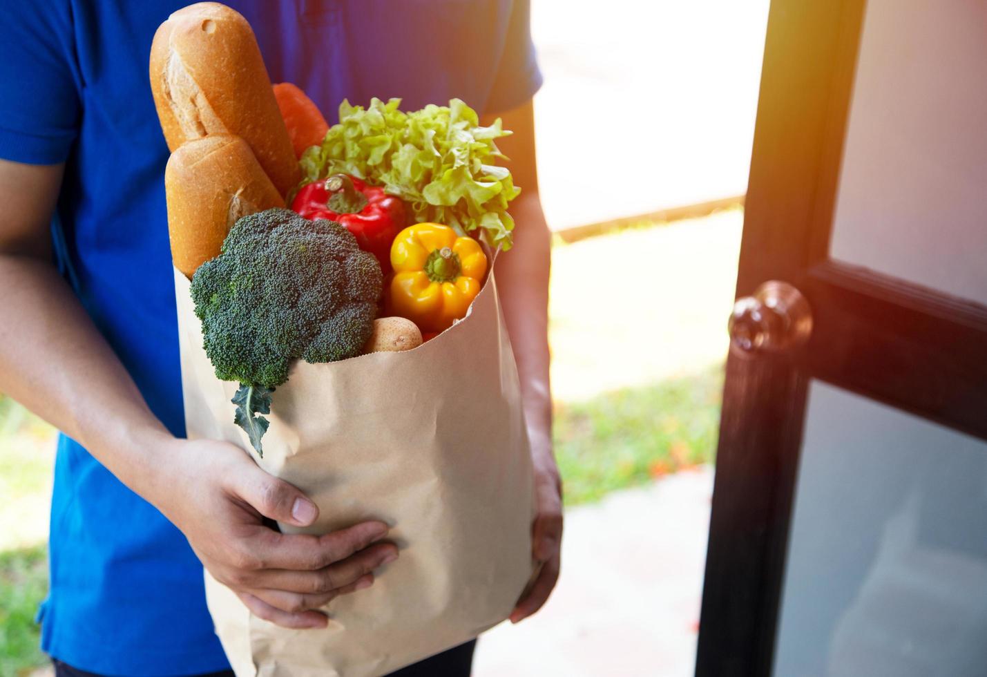 les fournisseurs de services alimentaires portant des masques et des gants. rester à la maison réduit la propagation du virus covid-19 photo