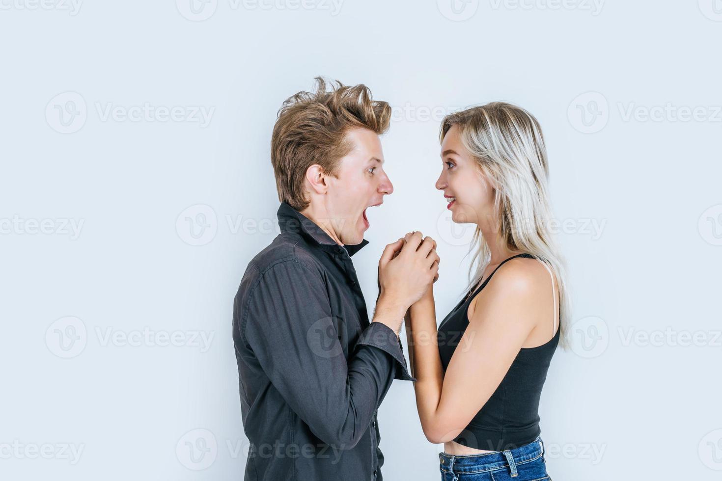 Portrait d'heureux jeune couple amoureux ensemble en studio photo