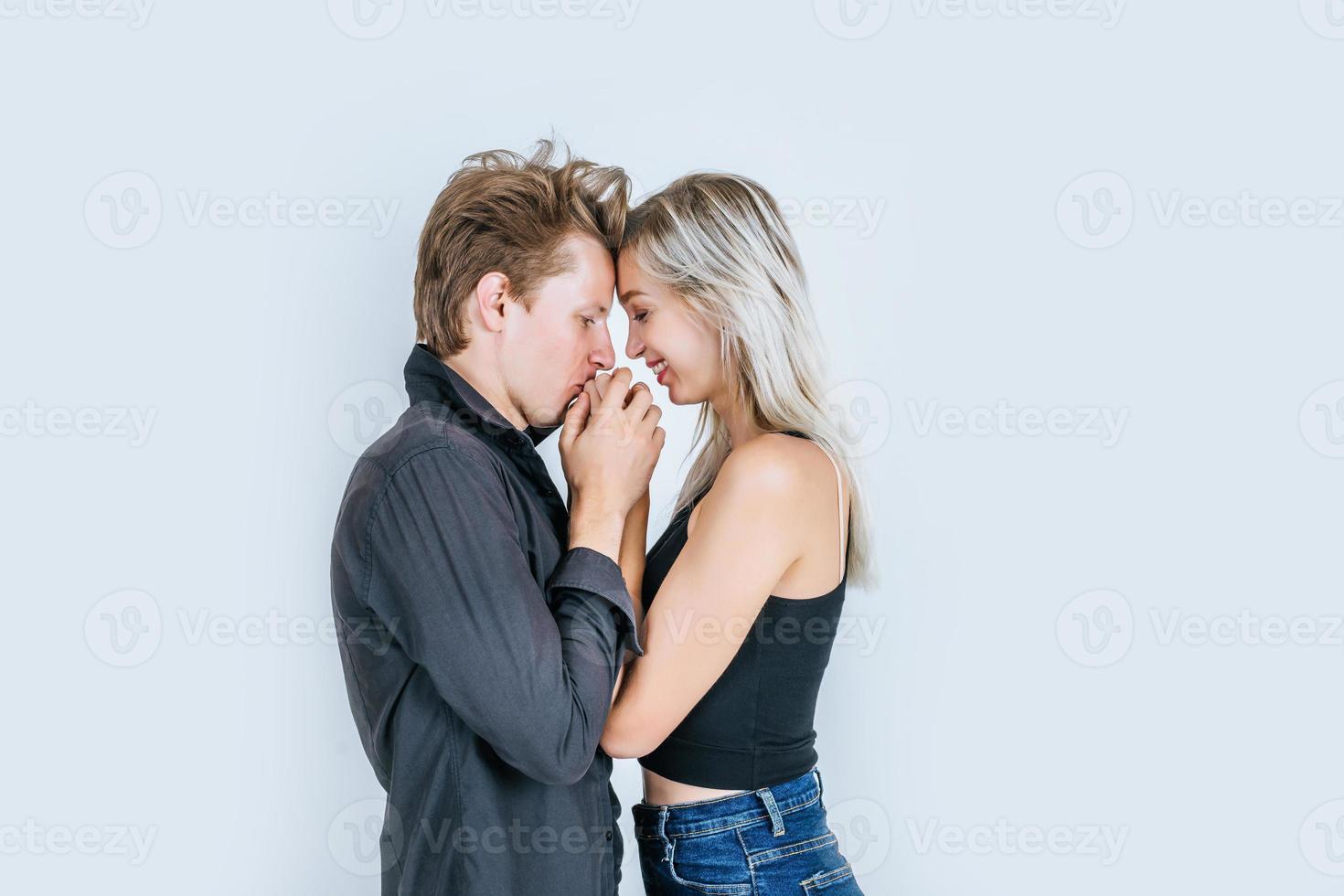 Portrait d'heureux jeune couple amoureux ensemble en studio photo