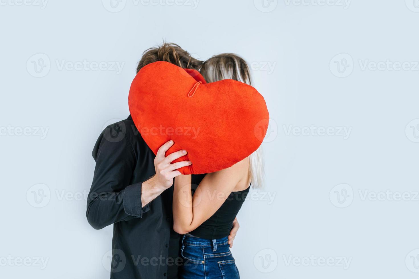 couple heureux aimant ensemble tenant un coeur rouge photo