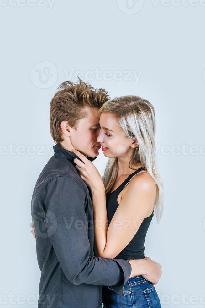 Portrait d'heureux jeune couple amour ensemble en studio photo