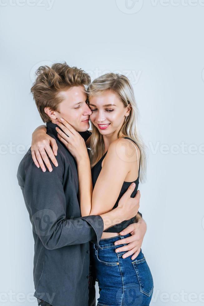 Portrait d'heureux jeune couple amour ensemble en studio photo