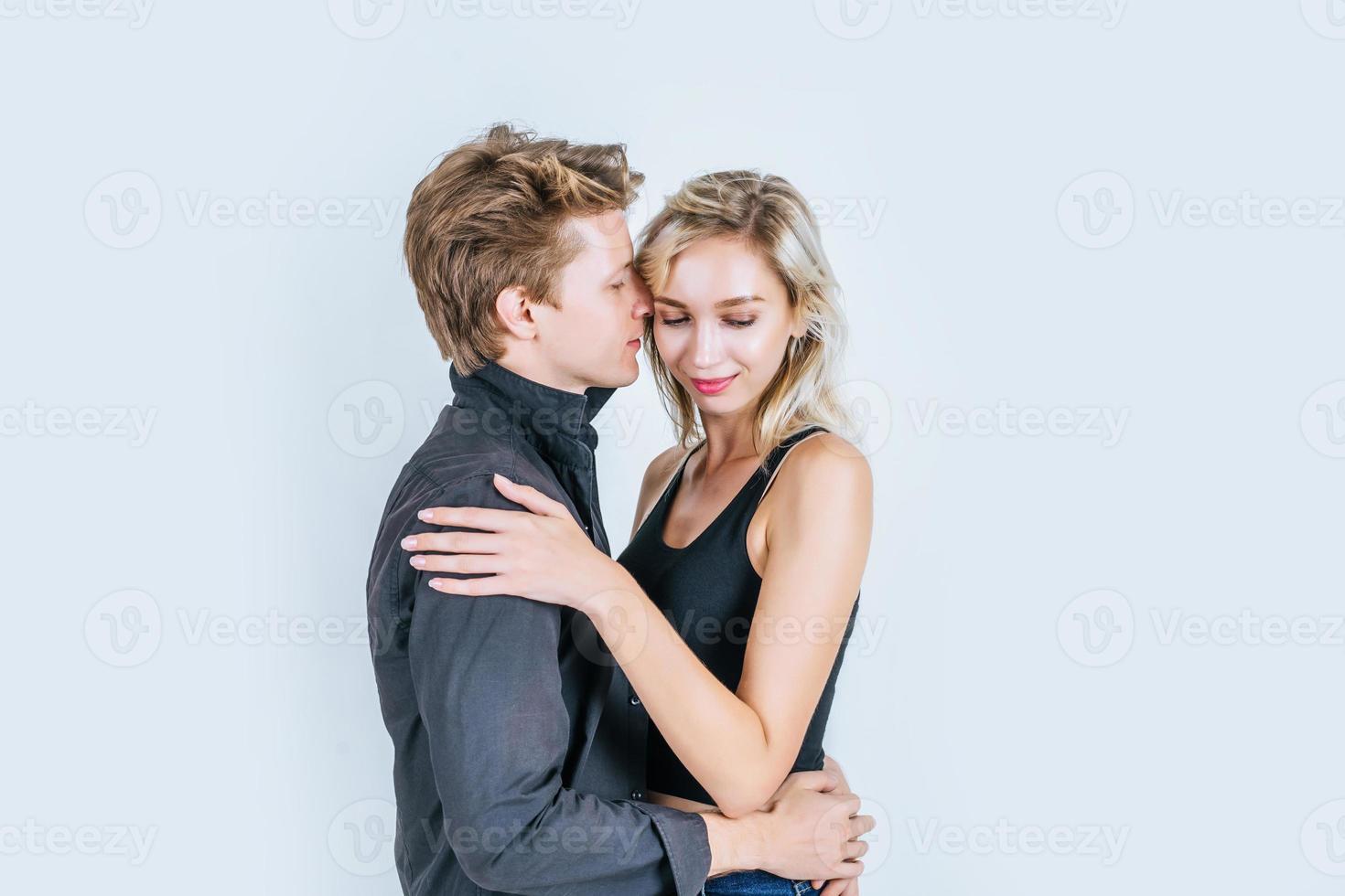 Portrait d'heureux jeune couple amour ensemble en studio photo