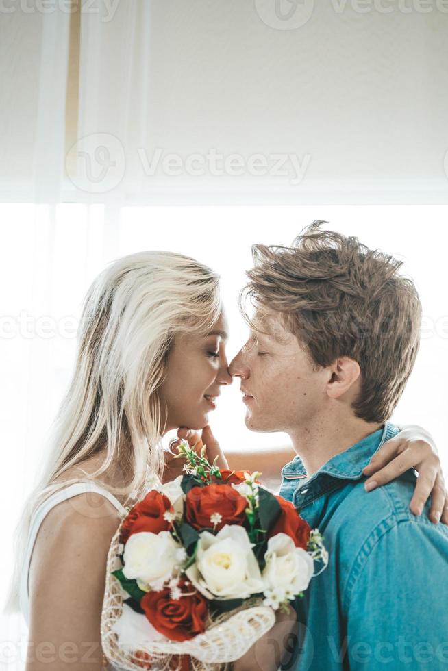 couple heureux embrassant dans la chambre photo