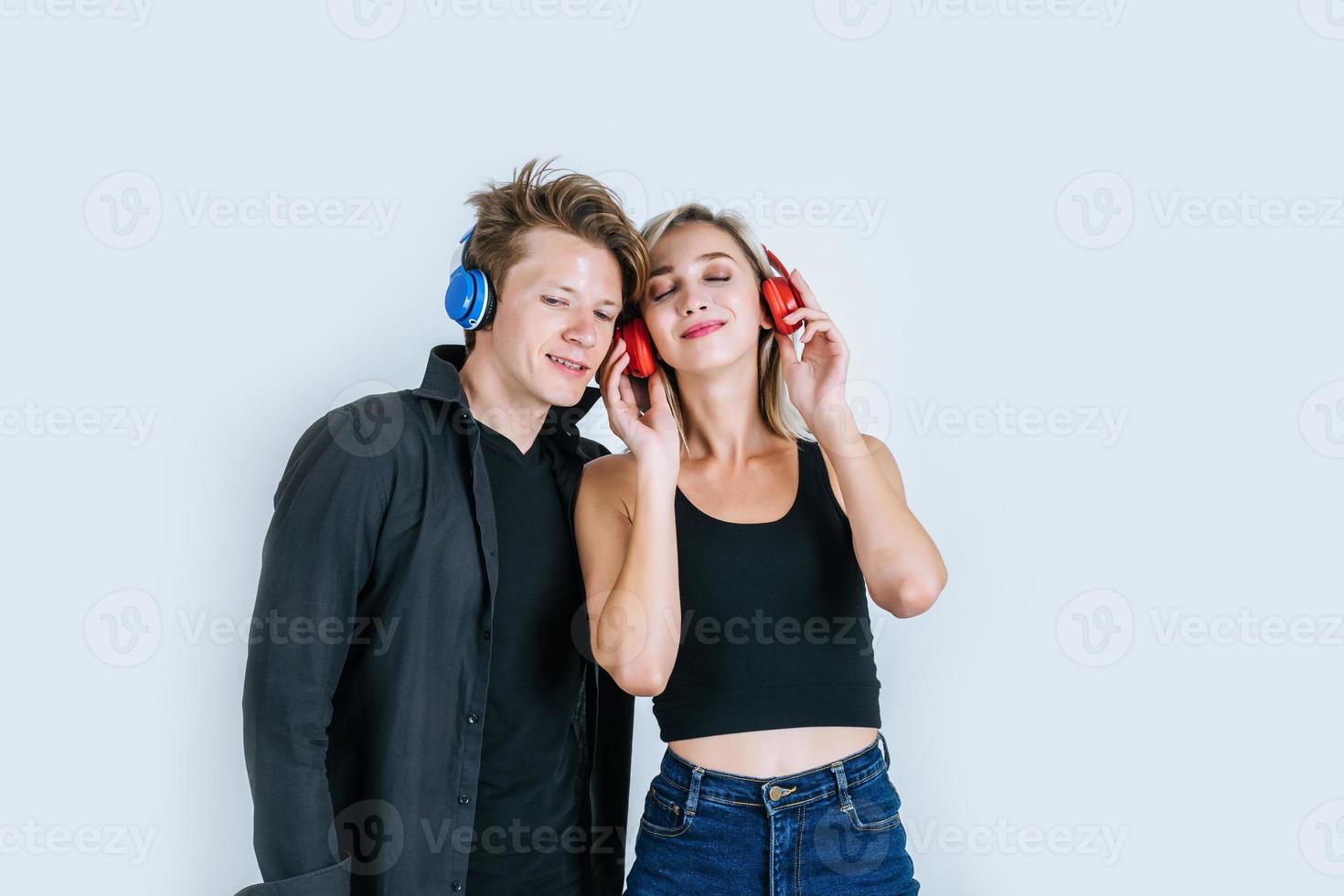 heureux, jeune couple, écouteurs, écouter musique, dans, studio photo