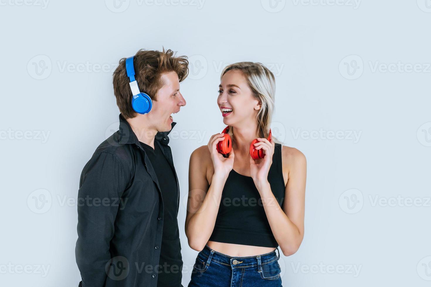 heureux, jeune couple, écouteurs, écouter musique, dans, studio photo