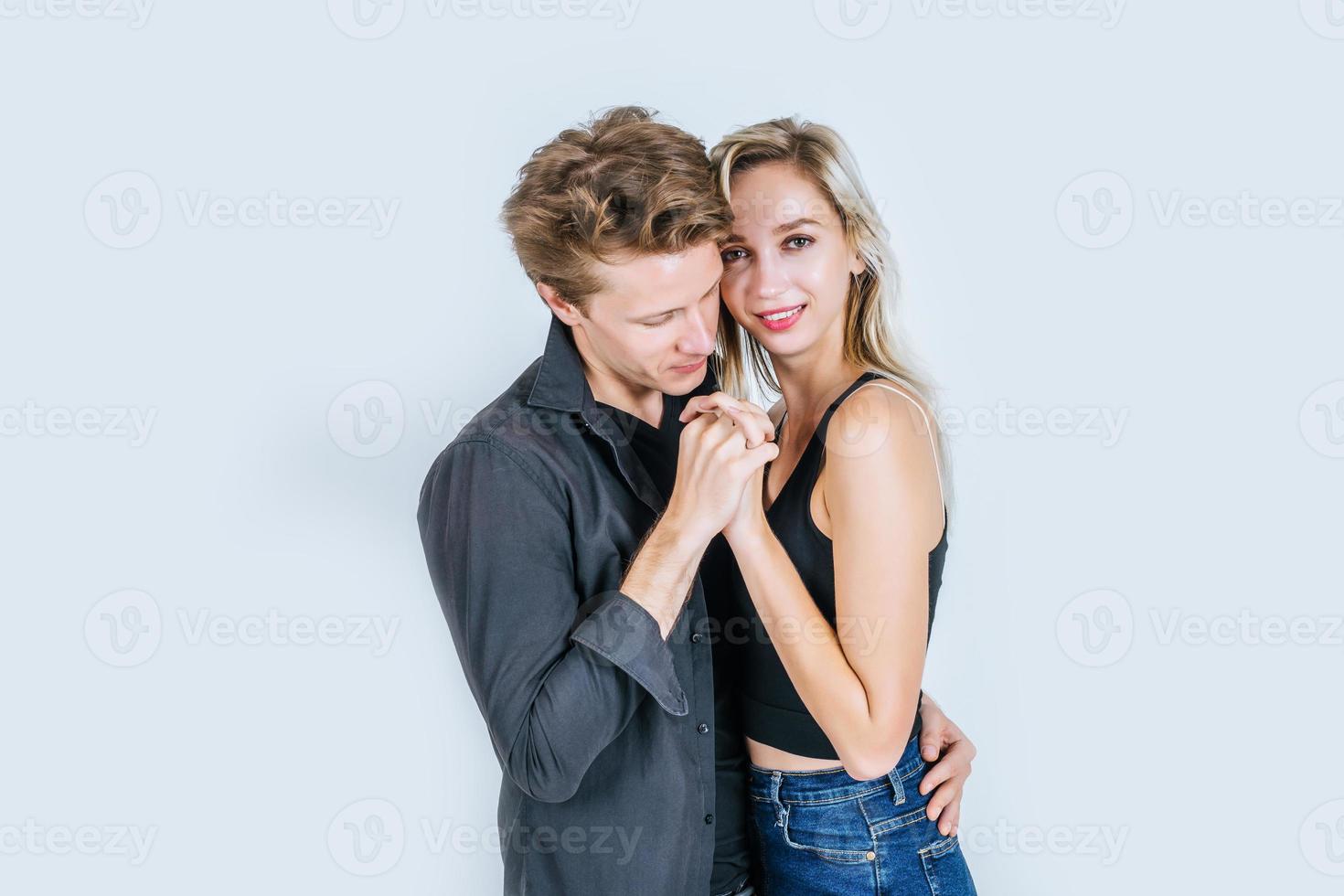 Portrait d'heureux jeune couple amoureux ensemble en studio photo