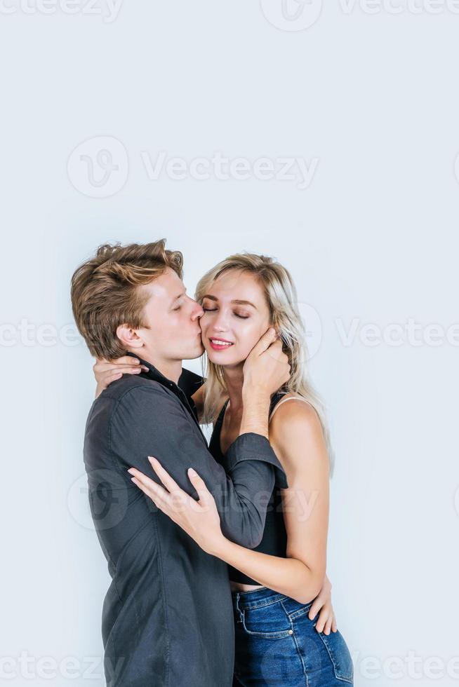 Portrait d'heureux jeune couple amoureux ensemble en studio photo