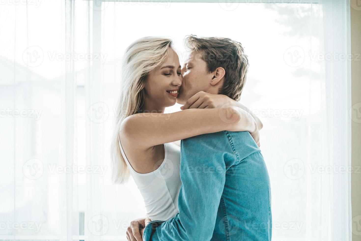 couple heureux embrassant dans la chambre photo