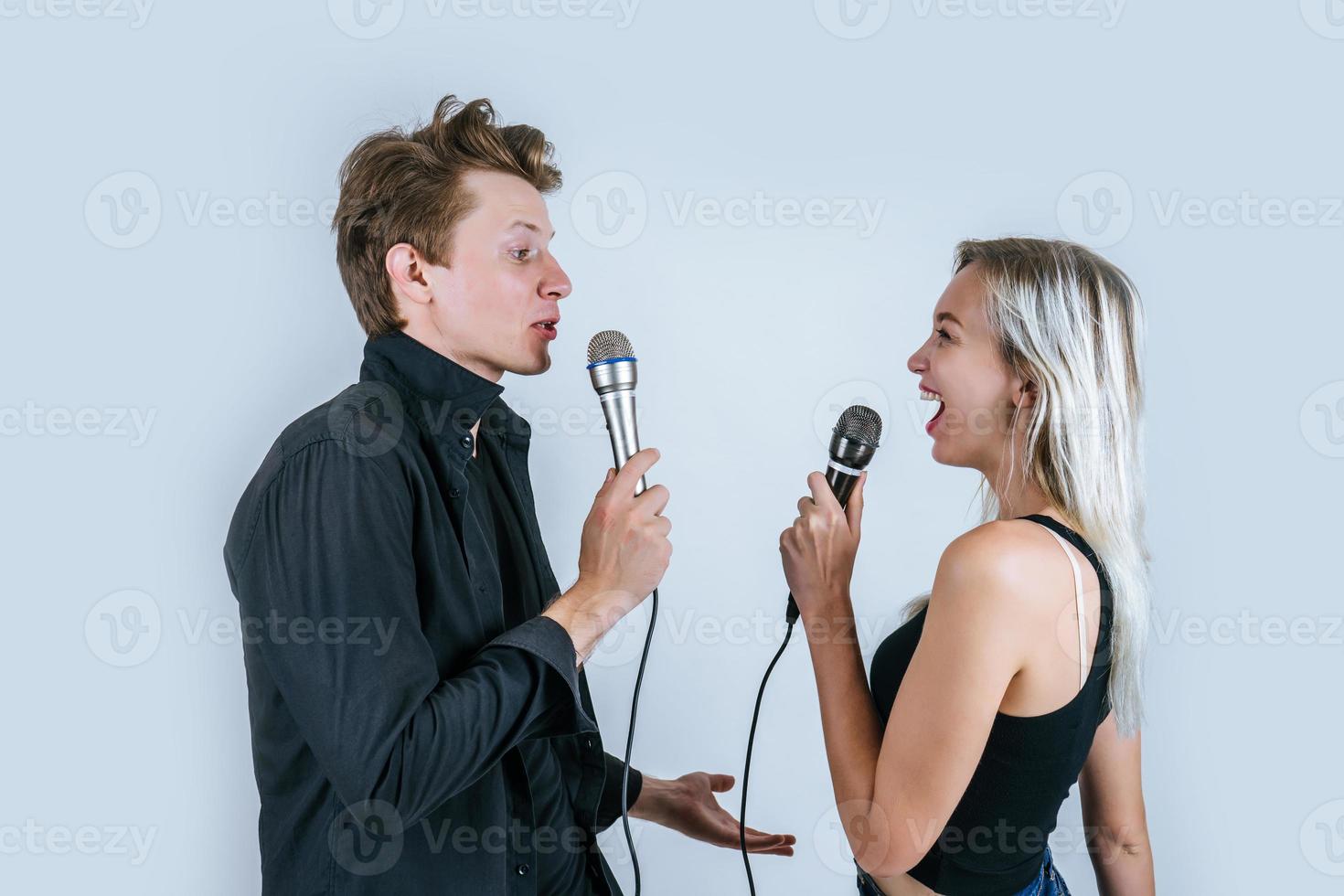 heureux, portrait, de, couple, tenue, microphones, et, chant photo