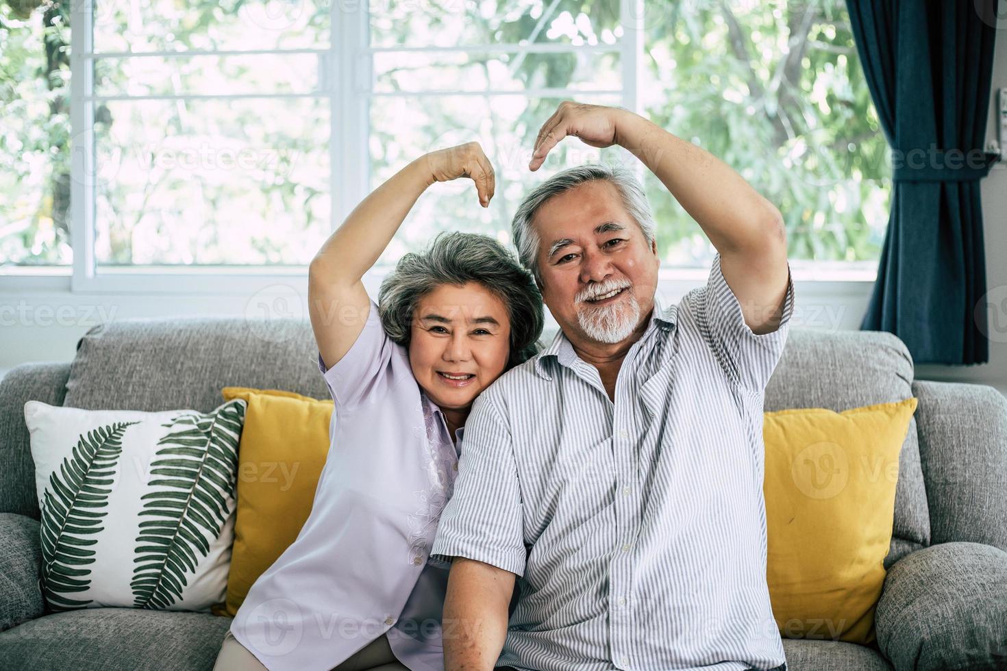 couple de personnes âgées ensemble dans leur salon photo