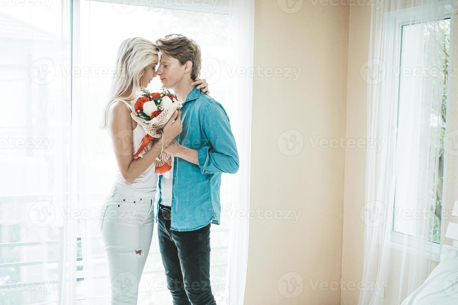 couple heureux embrassant dans la chambre photo