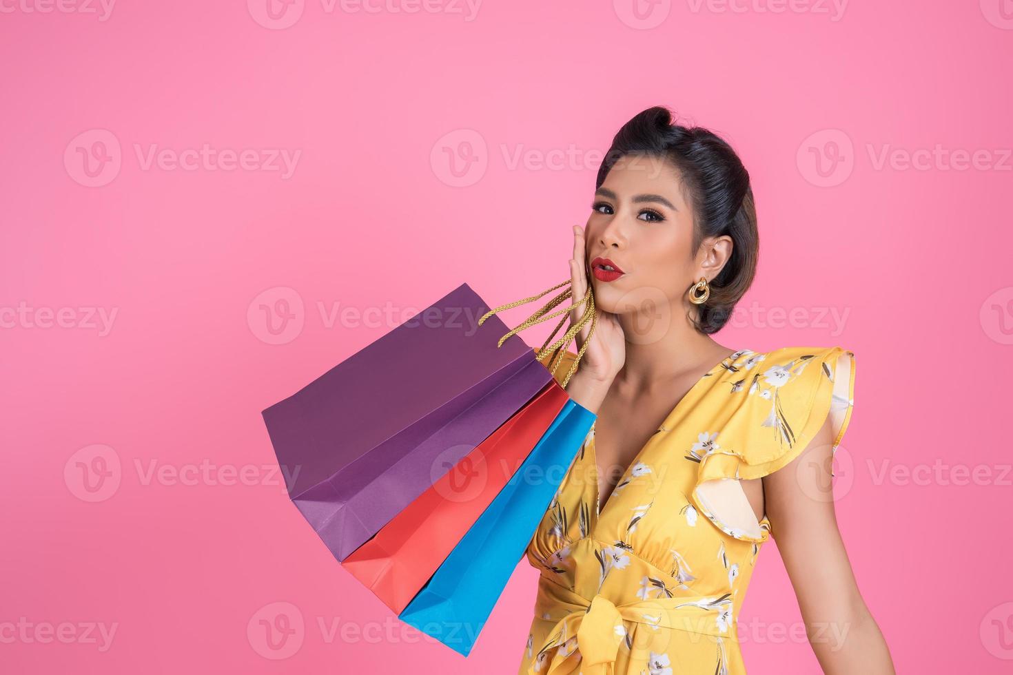 belle femme asiatique, tenue, coloré, sacs provisions photo