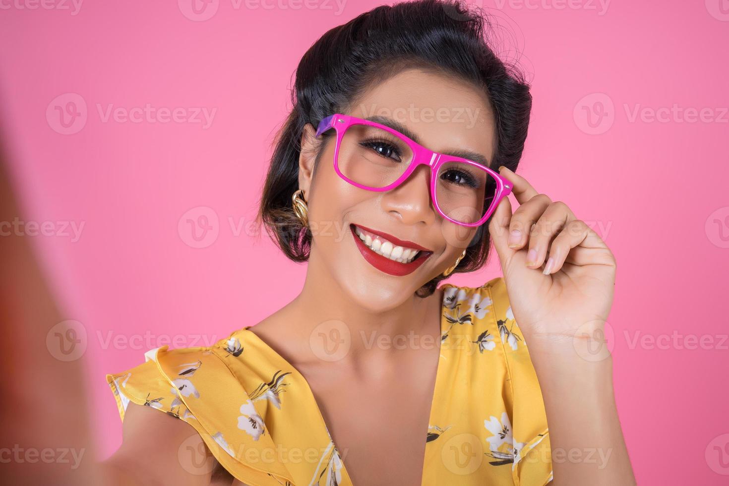 belle femme à la mode prenant un selfie avec son téléphone photo