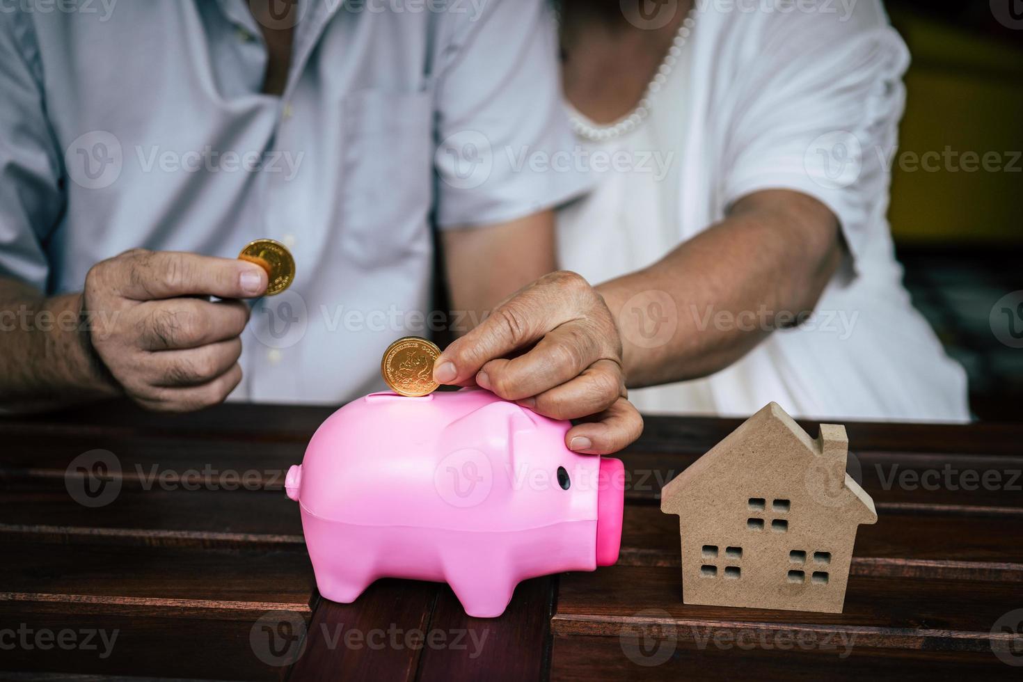 Couple de personnes âgées parlant de finances avec tirelire photo