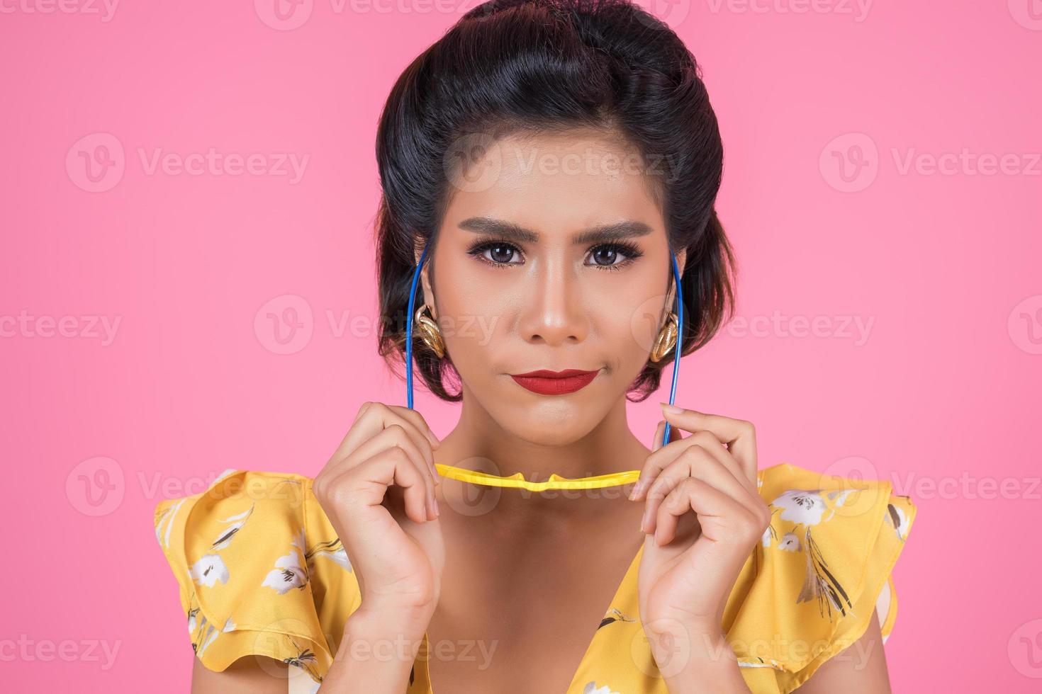 Portrait de femme à la mode avec des lunettes de soleil photo