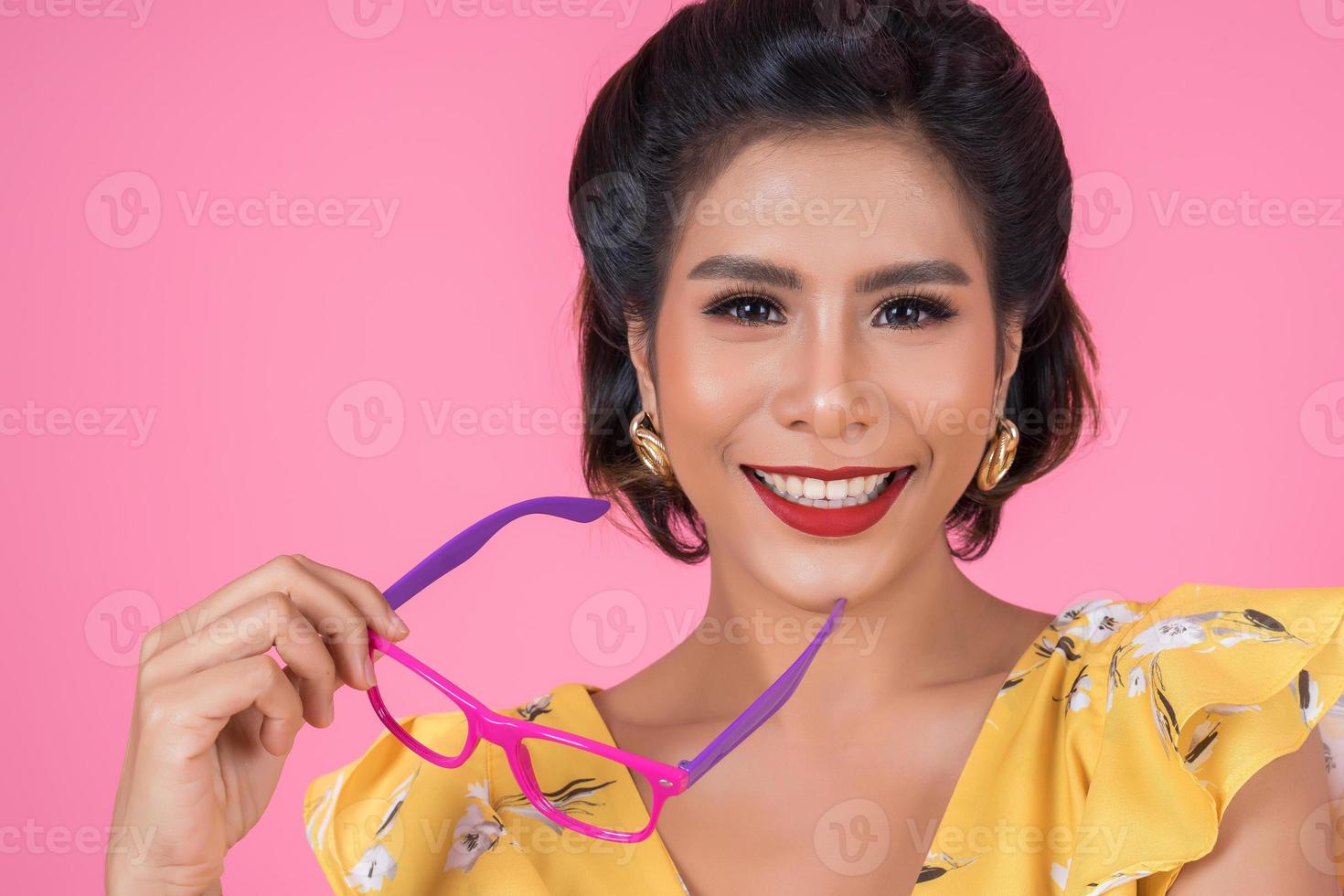 Portrait de femme à la mode avec des lunettes de soleil photo