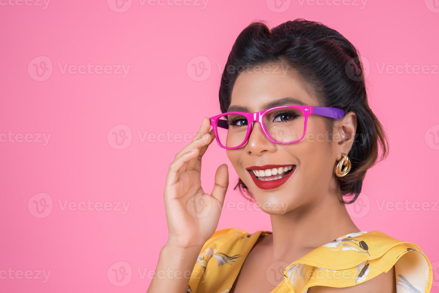 Portrait de femme à la mode avec des lunettes de soleil photo