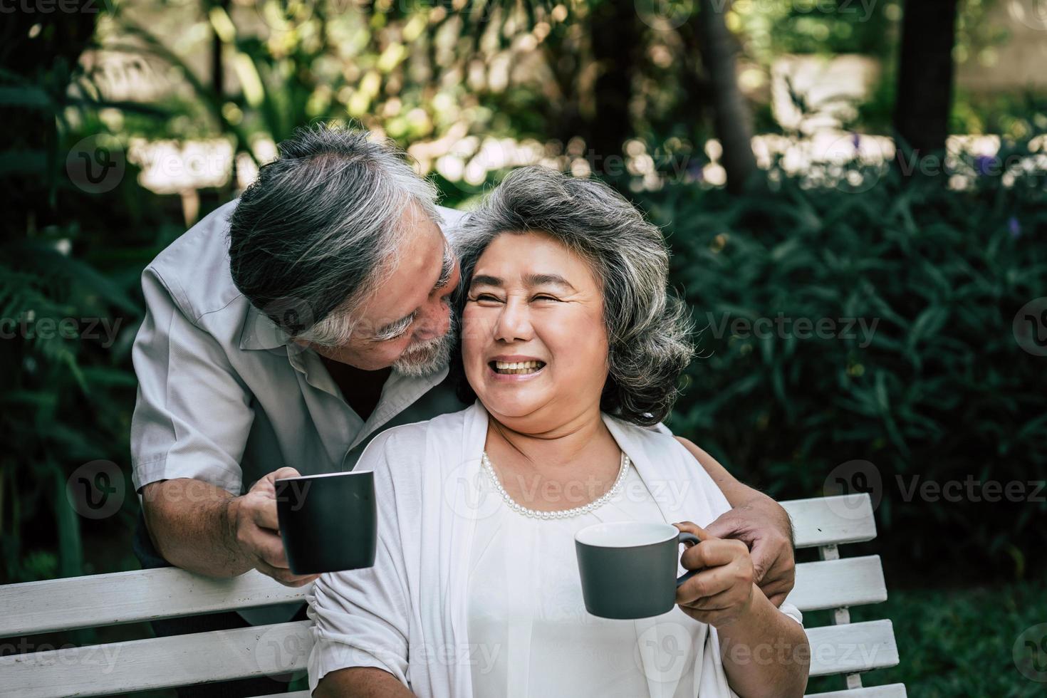 couples âgés jouant et buvant du café photo