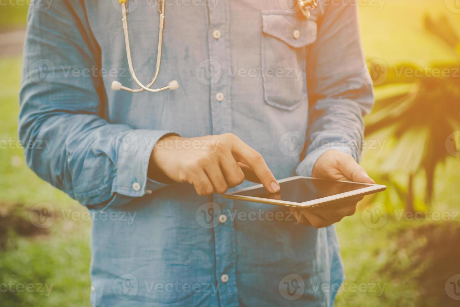 jeune étudiant à l'aide de tablet pc à l'extérieur sur un parc photo